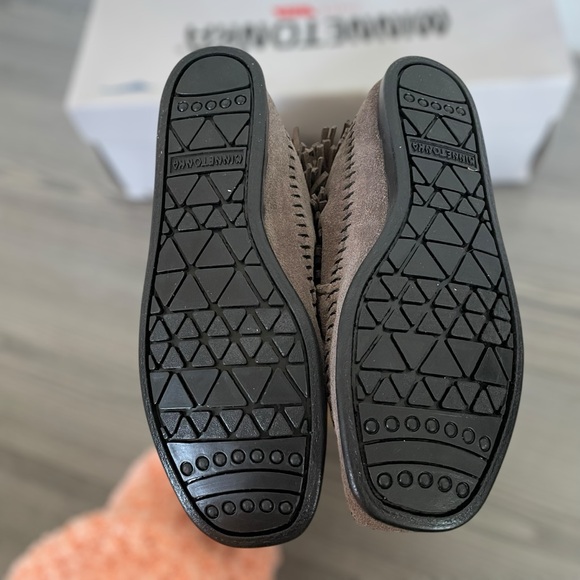 NEW Minnetonka Gray Suede Fringe Flat Boho Hippie Booties - Size 6 - Picture 15 of 16